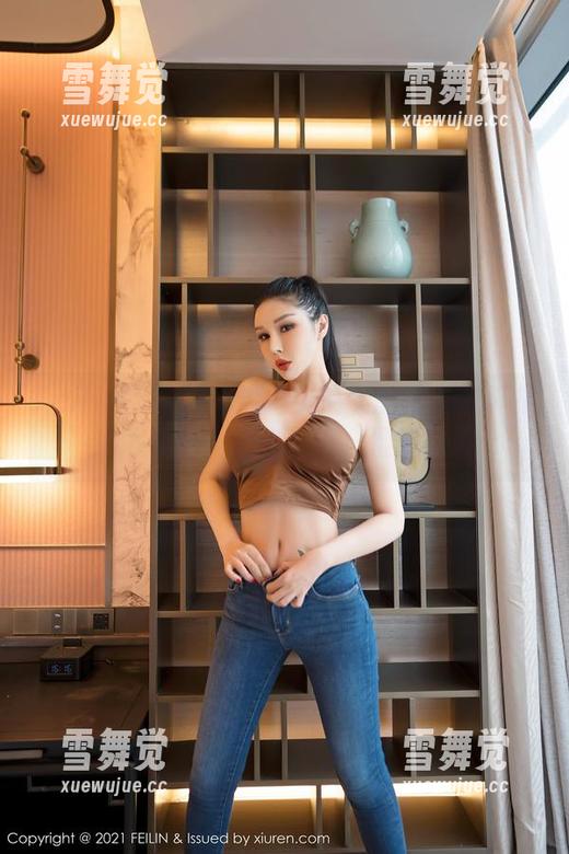 Feilin嗲囡囡-流氓小巫女 Feilin嗲囡囡 - 流氓小巫女的户外写真集:下雨吗?快来下载,湿湿哒~