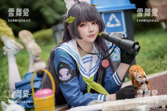 定制的选择，Halo_酱的红裙图集，像是在和人类穿搭抗争么？