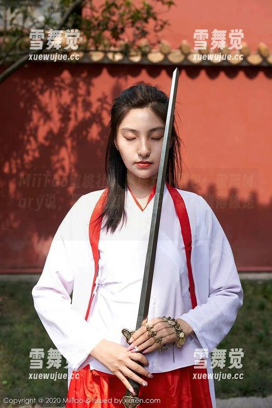 MiiTao蜜桃社-蜜蕊Mary MiiTao蜜桃社 - 私房女仆图包:蜜蕊Mary说,即使是打扫卫生也能优雅得像是在跳舞?