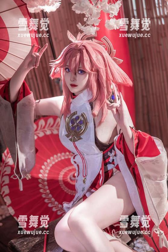 Natsuko夏夏子 拍照时无圣光?Natsuko夏夏子再现姬子礼服,崩坏也得优雅!