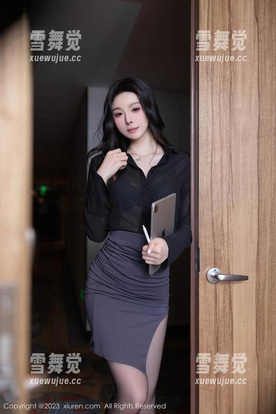 Xiuren秀人网 - 分享熊吖BOBO的空姐图包，尝试猜测这一身是哪个航空公司的制服！
