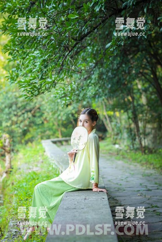 partycat轰趴猫-梦心玥 partycat轰趴猫 - 写真感受——梦心玥与泳池的碧蓝交融,总让我想起夏天的懵懂