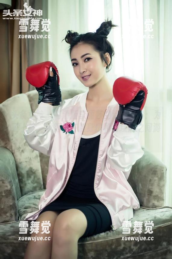头条女神-李丽莎 头条女神 - 高清版李丽莎的运动日常:为了上镜,我努力在健身房和蛋糕店之间游走。