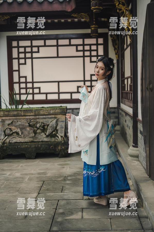 如月灰 原神的凝光在如月灰的写真里游走,资源下滑,注意别滑倒了。
