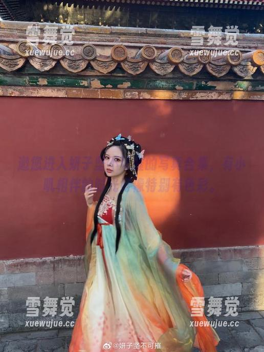 邀您进入妍子坚不可摧的写真合集，有小叽相伴的时光好像特别有色彩。
