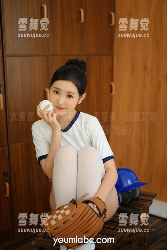 尤蜜荟 - 看卓娅祺的女王写真，原图犹如后面的小尾巴，脆弱又欢乐！