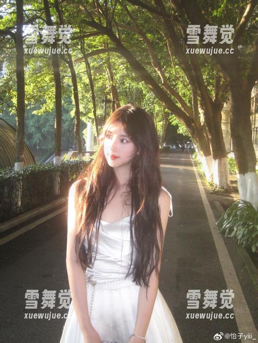 怡子yiii 看吧,怡子yiii!原图也能撑起女神的架势,别总逼我选择!