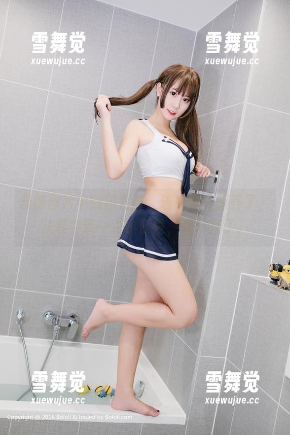 最新照片中的猫九酱，连衣水手服齐了，从容中带一点小任性，爱了爱了。