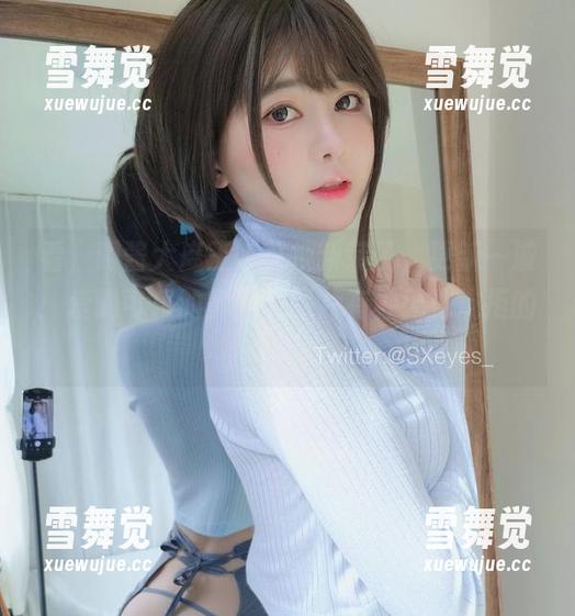 看，眼酱大魔王w又换新装了，更新一波：爱喝可乐的前辈，图片有种无法抗拒的气场