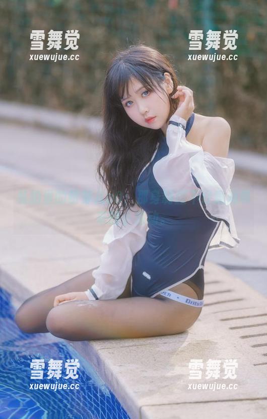 私拍里的萌芽儿o0：那身制服不经意间带来的小骚动。