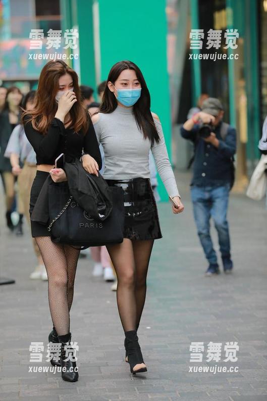 魔镜街拍图包，短裙和小背心真的是潮流组合，还是炫耀腿长的必备？