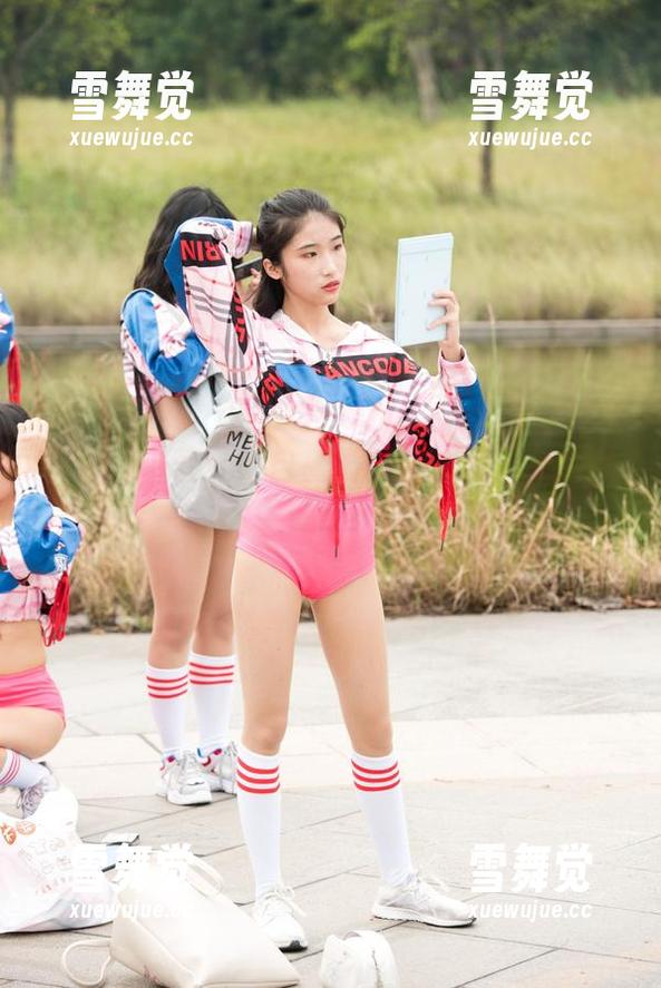 资源集中营：来自魔镜街拍的裤里丝搭讪午餐合集！